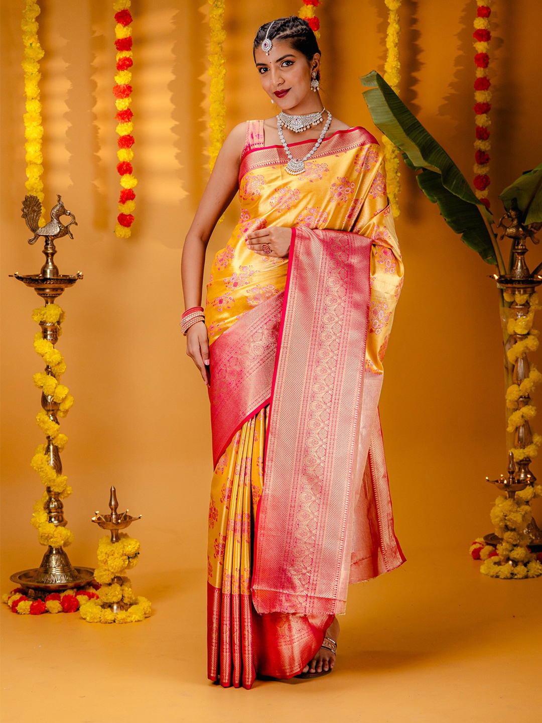 

MIMOSA Ethnic Motifs Woven Design Zari Kanjeevaram Saree, Gold