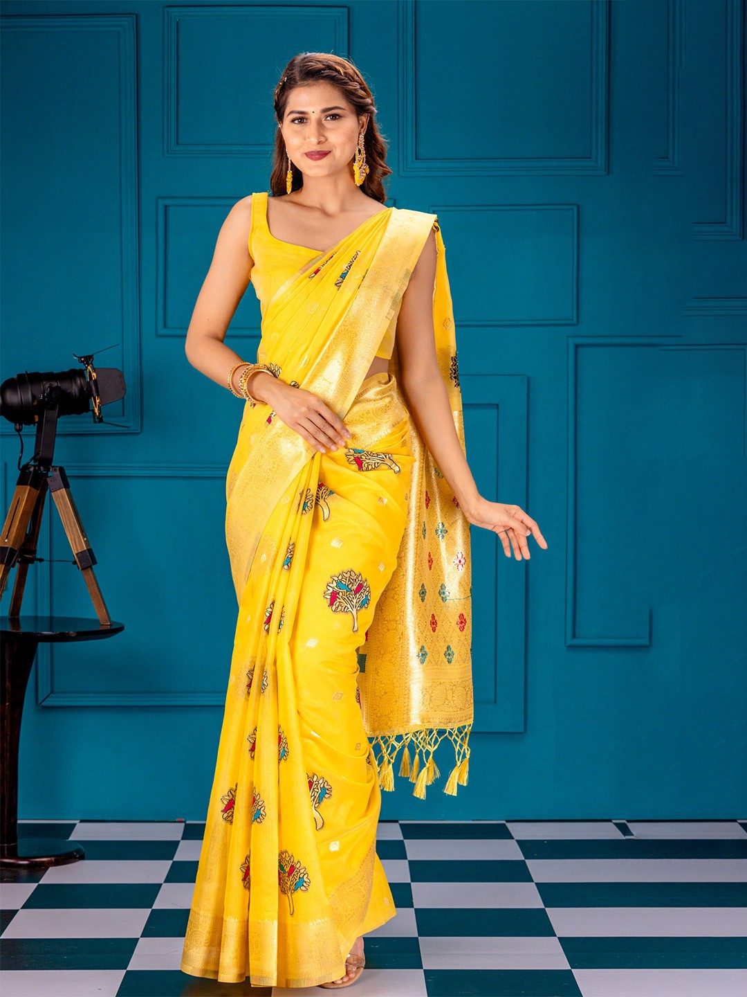 

MIMOSA Woven Design Zari Art Silk Banarasi Saree, Gold