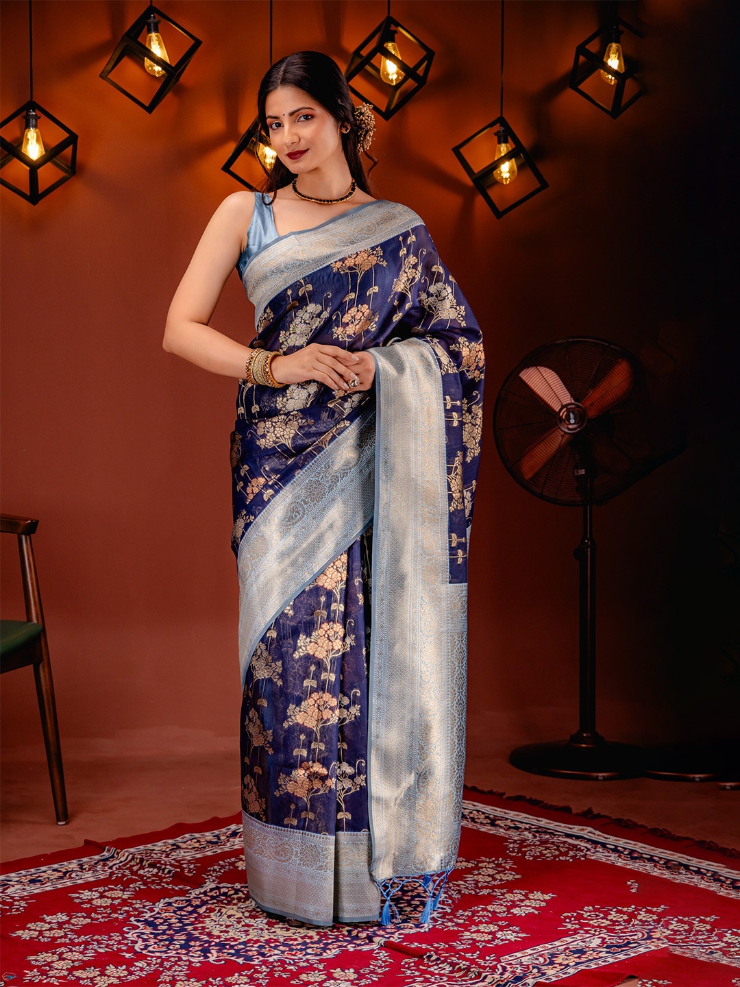 

MIMOSA Floral Zari Art Silk Kanjeevaram Saree, Navy blue
