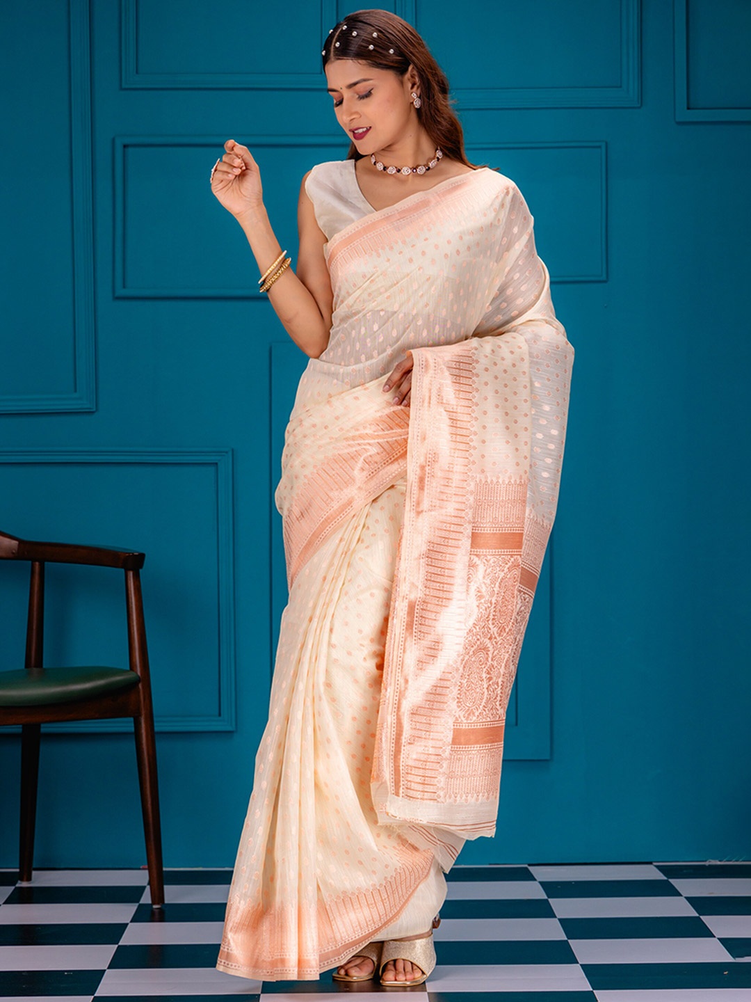 

MIMOSA Ethnic Motifs Woven Design Zari Banarasi Saree, Off white