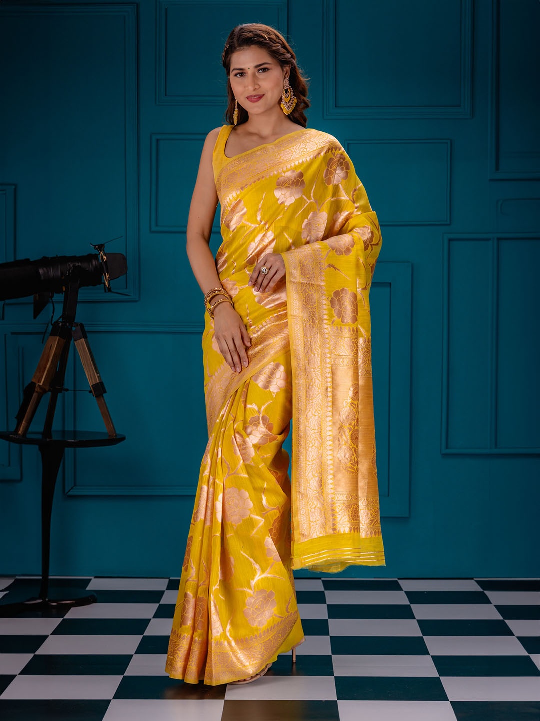 

MIMOSA Woven Design Zari Art Silk Banarasi Saree, Gold