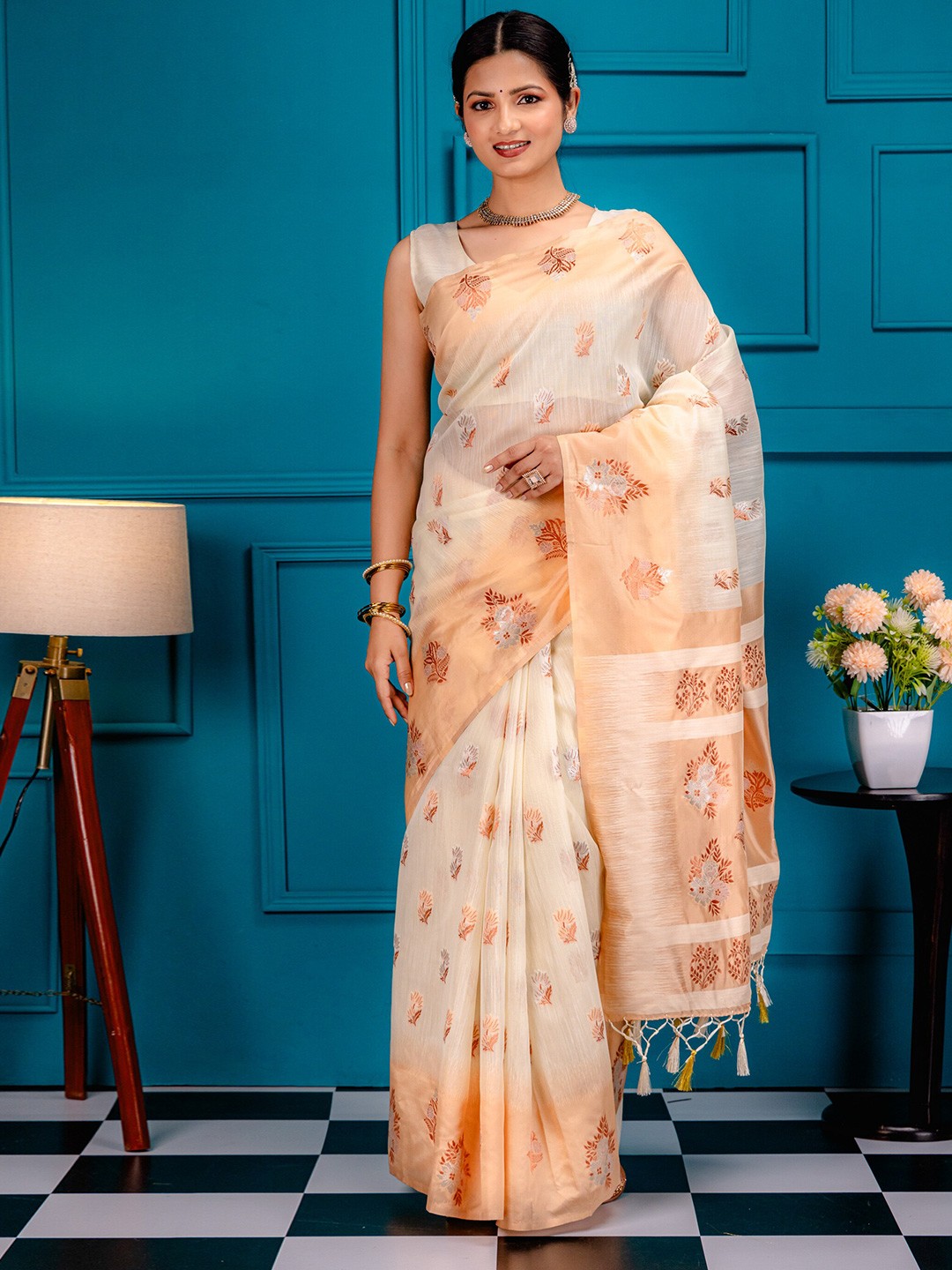 

MIMOSA Floral Woven Design Zari Art Silk Banarasi Saree, White