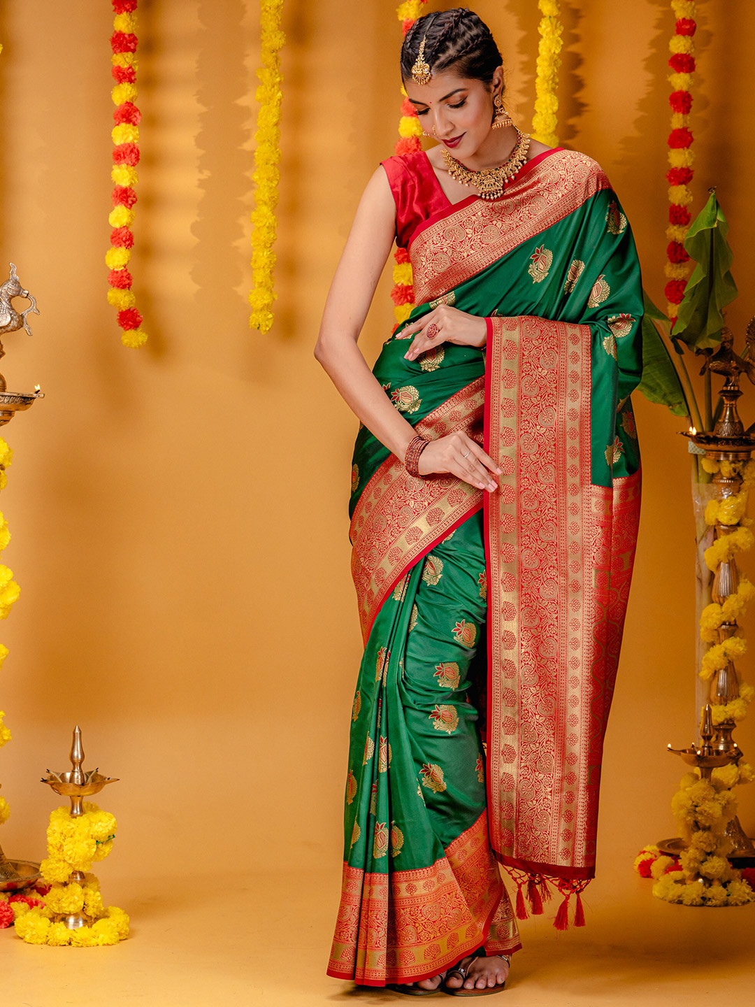 

MIMOSA Ethnic Motifs Woven Design Zari Art Silk Kanjeevaram Saree, Green