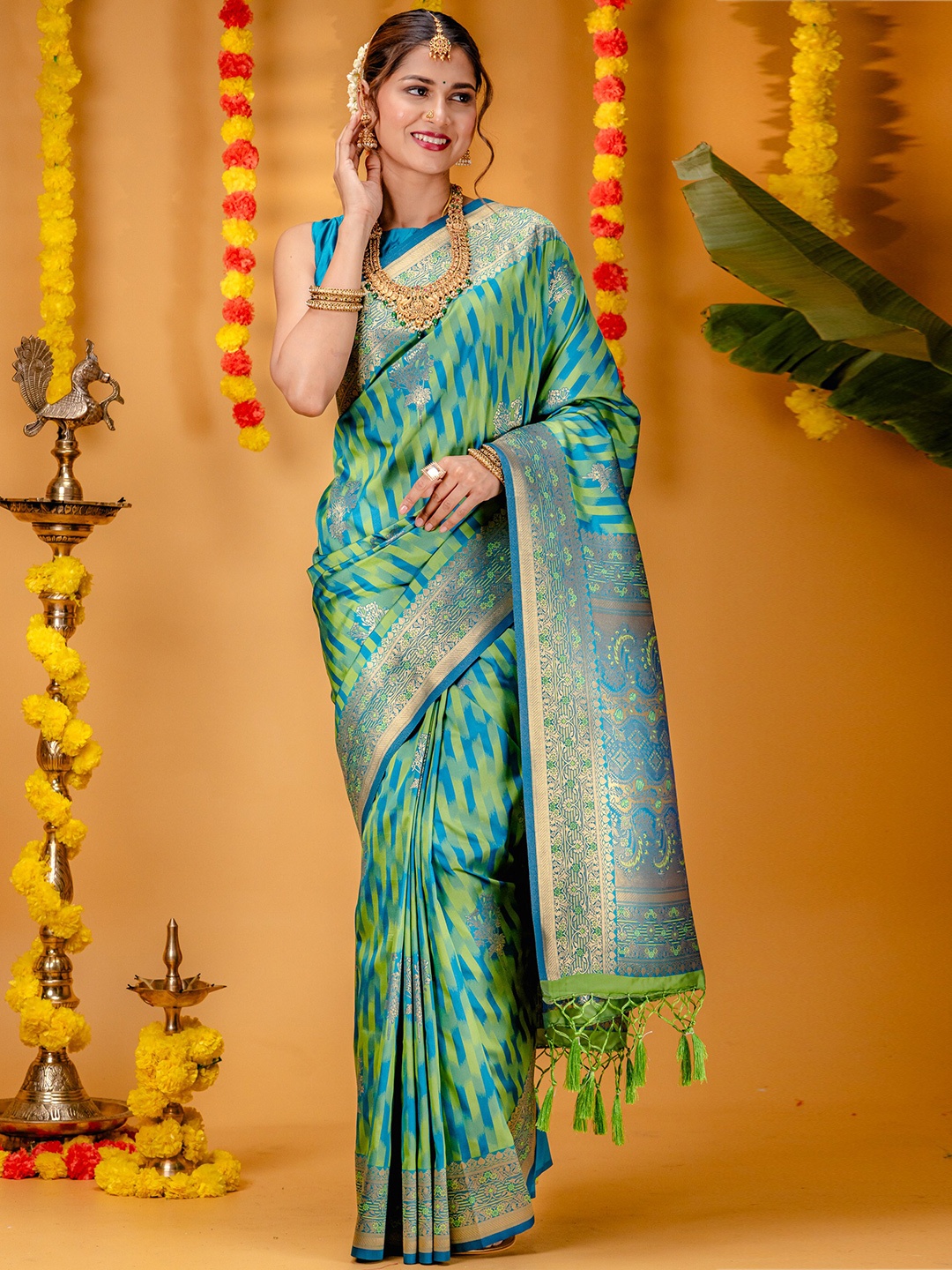 

MIMOSA Ethnic Motifs Woven Design Zari Kanjeevaram Saree, Green