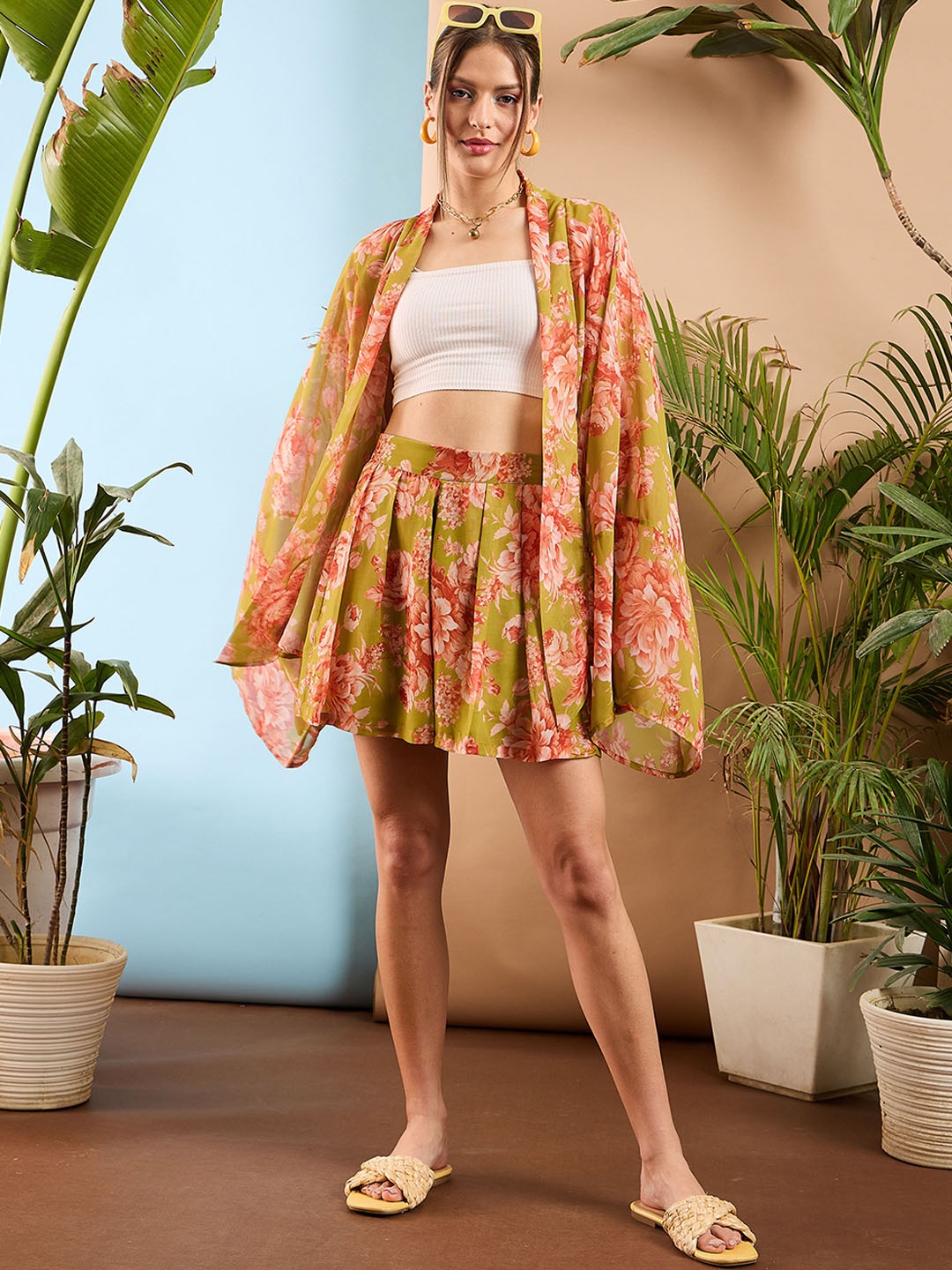 

SASSAFRAS Women Green Floral Printed Loose Fit Mid-Rise Pleated Shorts