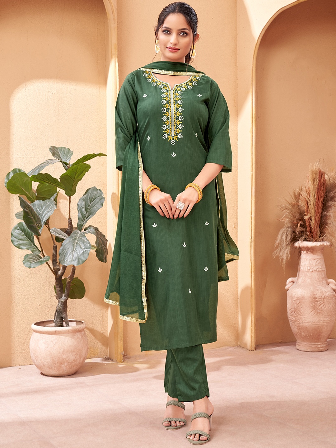 

Momina Fashion Floral Embroidered Straight Kurta & Trousers With Dupatta, Green