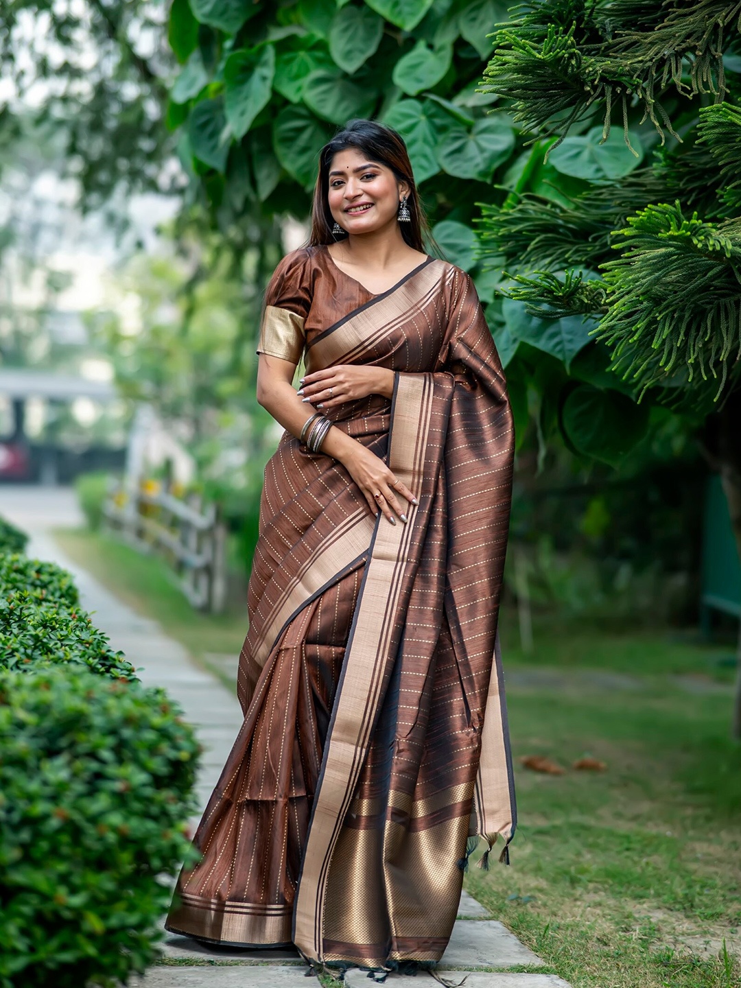 

VISHNU WEAVES Striped Woven Design Zari Bhagalpuri Saree, Coffee brown