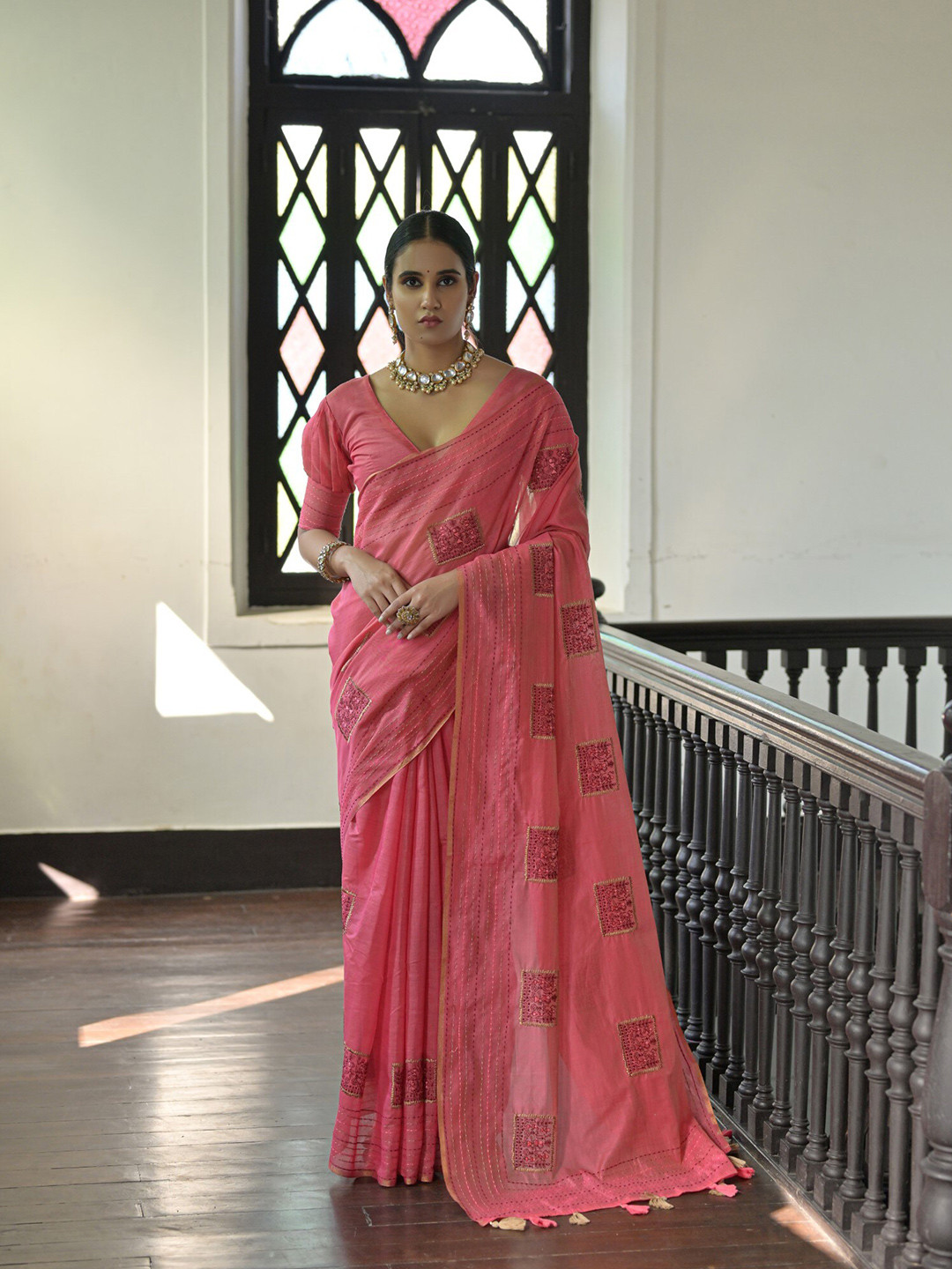 

VISHNU WEAVES Geometric Embroidered Pure Linen Pochampally Saree, Pink