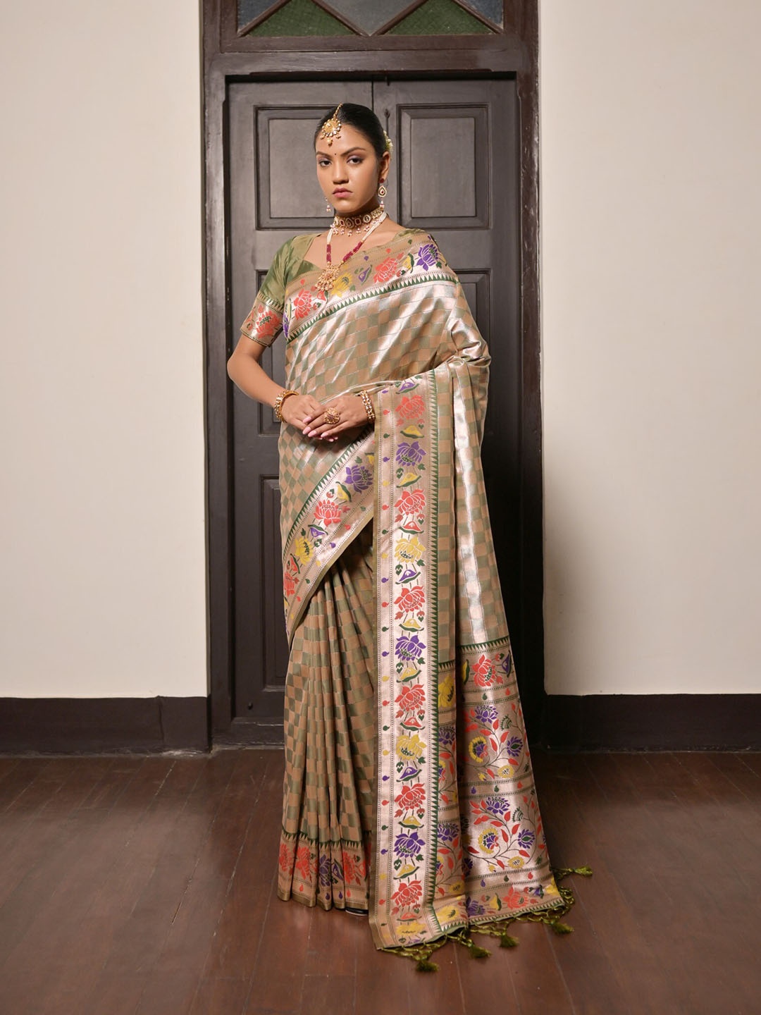 

VISHNU WEAVES Floral Woven Design Zari Pure Silk Paithani Saree, Green