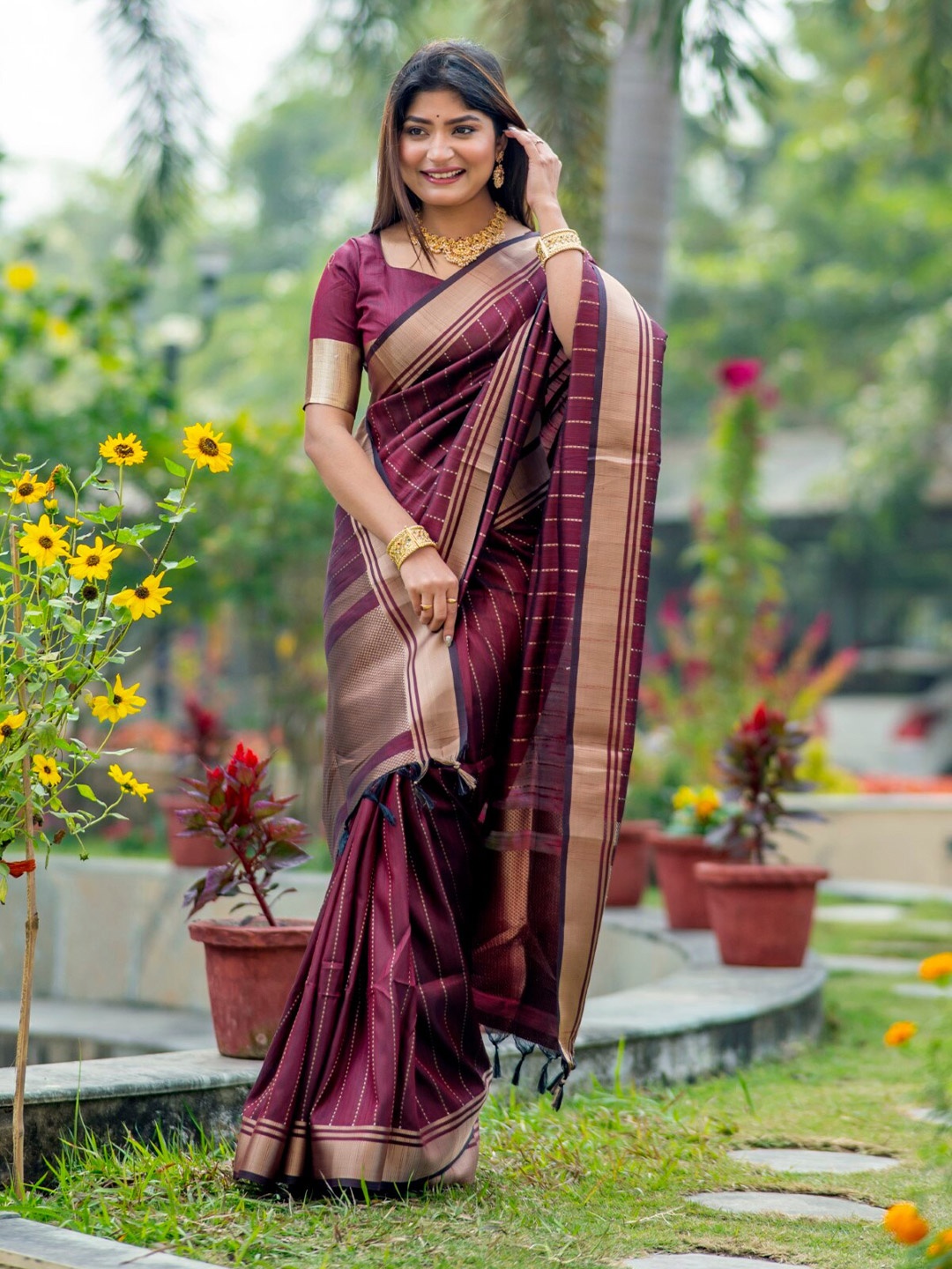 

VISHNU WEAVES Woven Design Zari Bhagalpuri Saree, Maroon