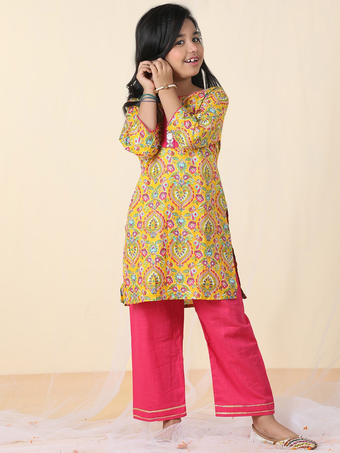 

Sangria Girls Floral Printed Pure Cotton Round Neck Kurta With Trousers, Yellow
