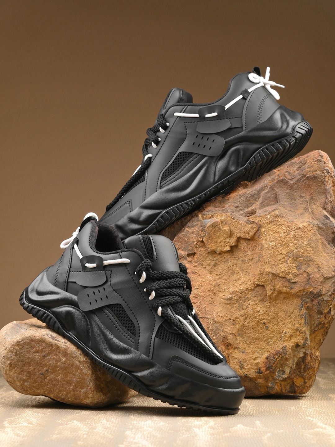 

AfroJack Men Textured Sneakers, Black