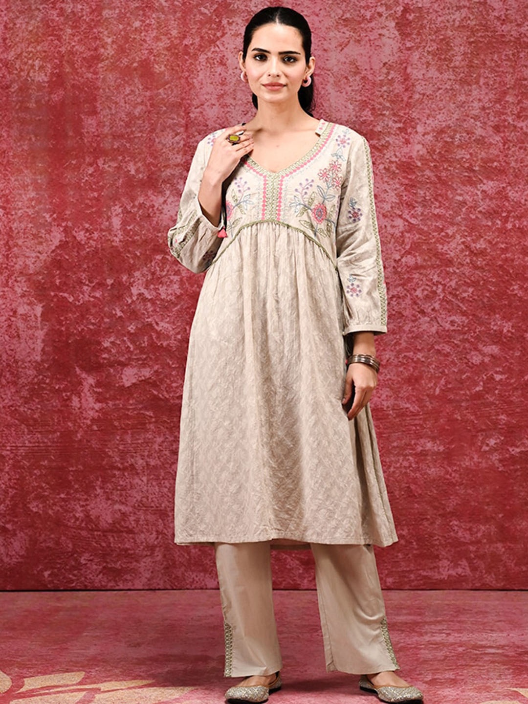 

Lakshita Floral Embroidered Straight Kurta, Green