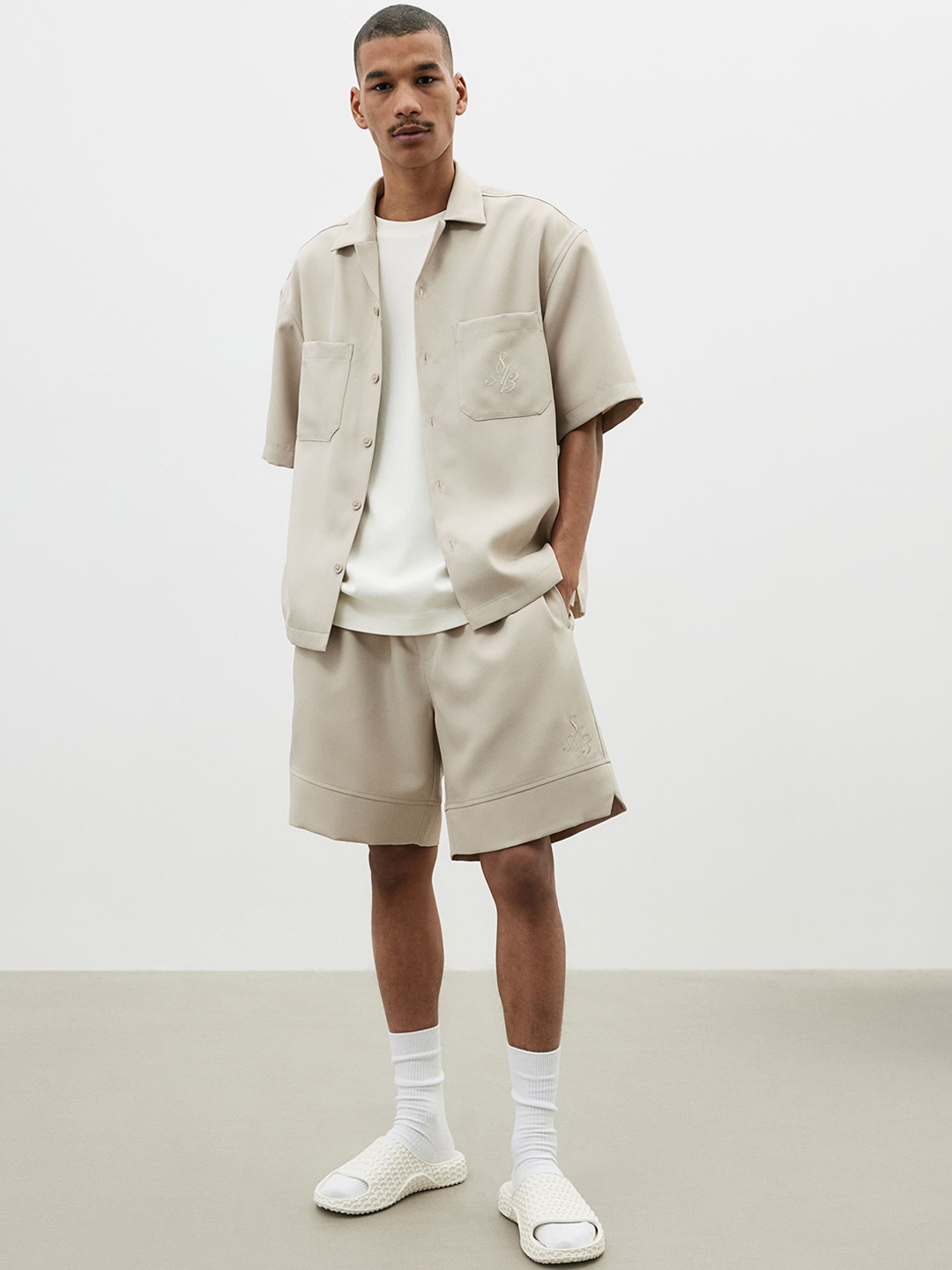 

H&M Men Relaxed Fit Knee-Length Shorts, Beige