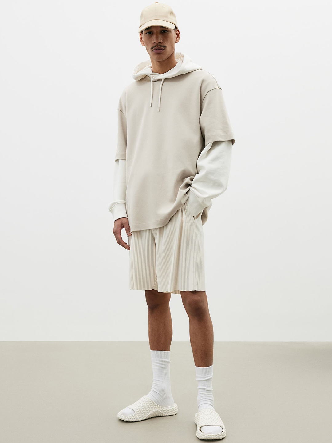 

H&M Men Regular Fit Pleated Shorts, Beige