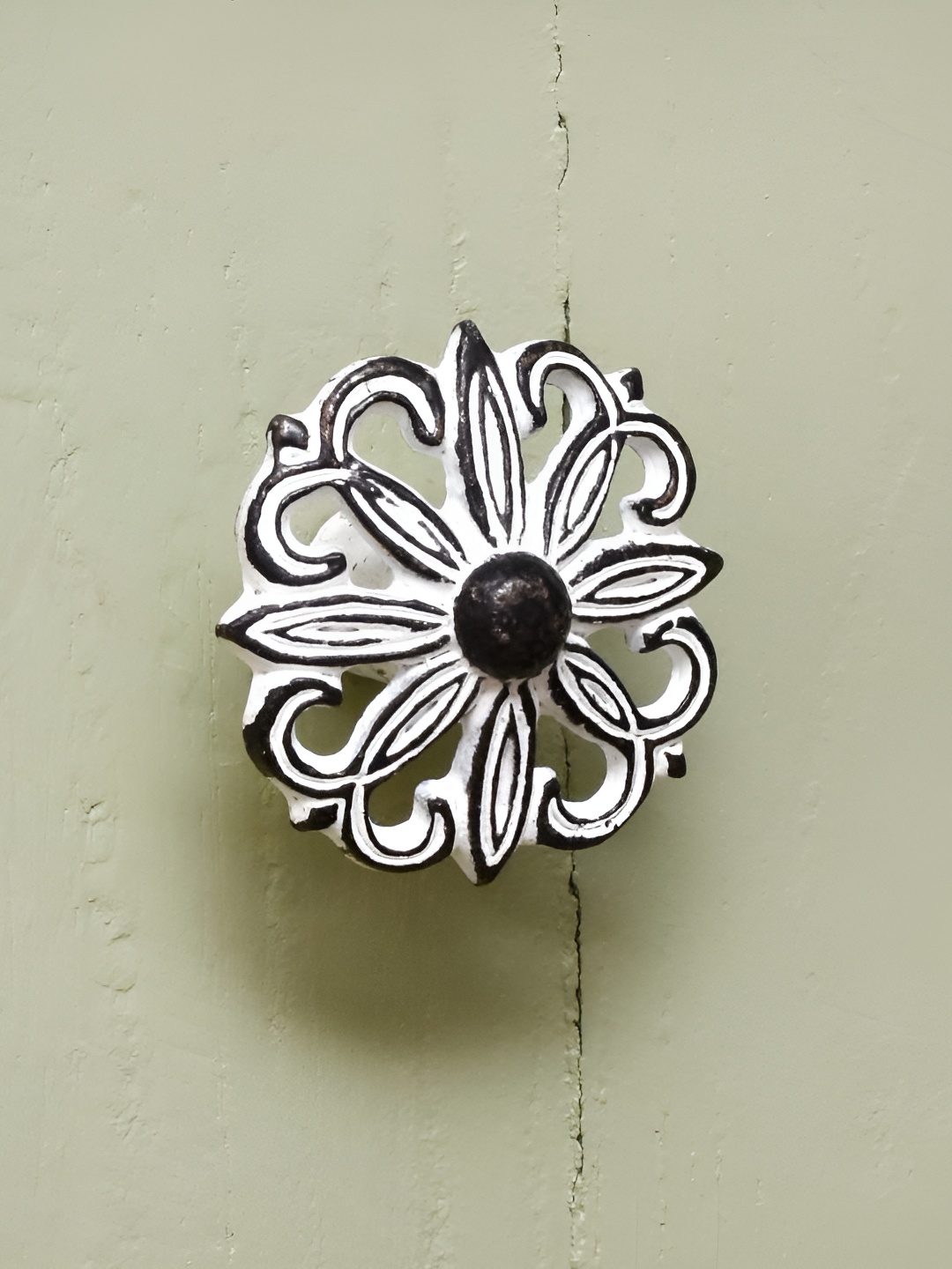 

Indianshelf White & Black Antique Floral Iron Cabinet Knob