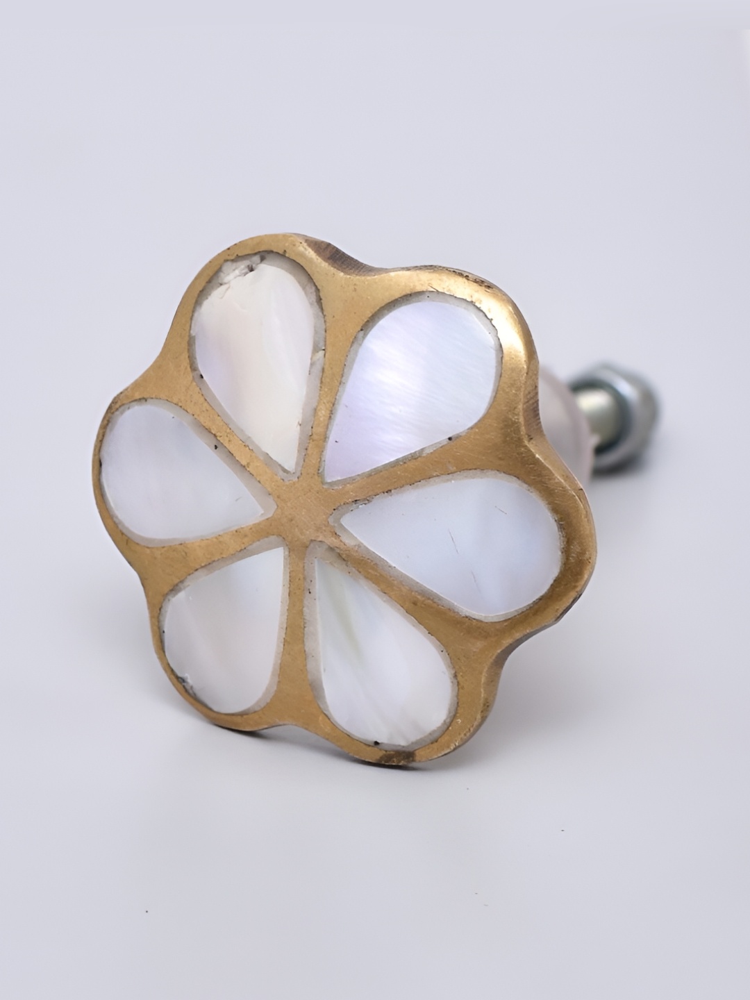 

Indianshelf Beige & White Flower Shell Cabinet Knob