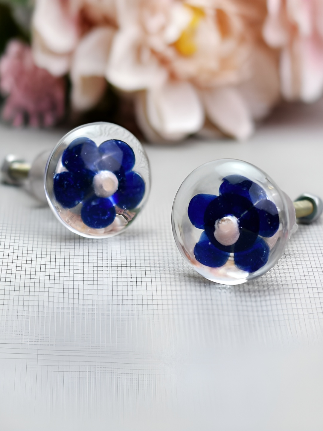 

Indianshelf Blue & White Flower Engraved Drawer Knobs