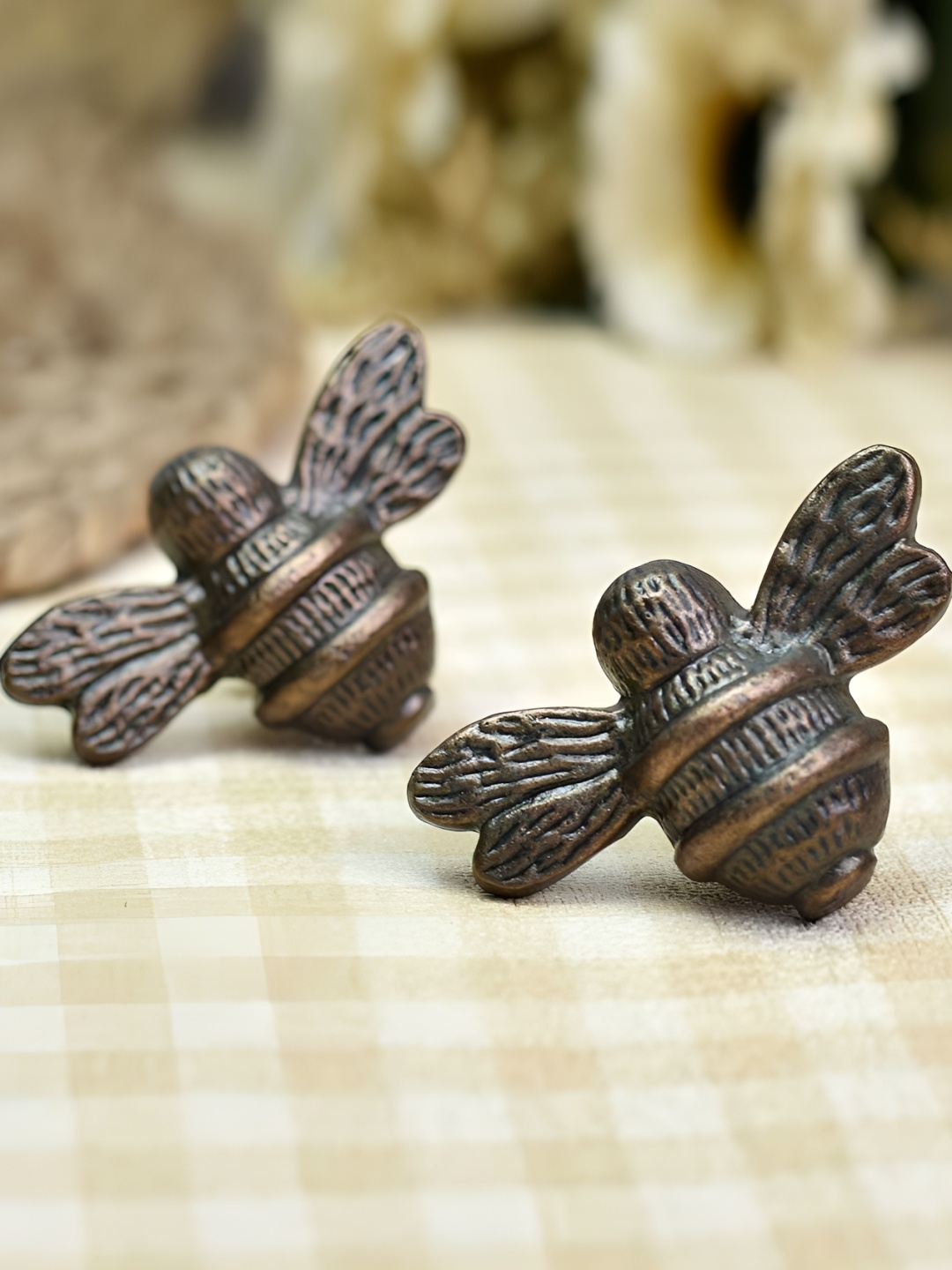 

Indianshelf Metallic Toned Antique Iron Bee Cabinet Knob