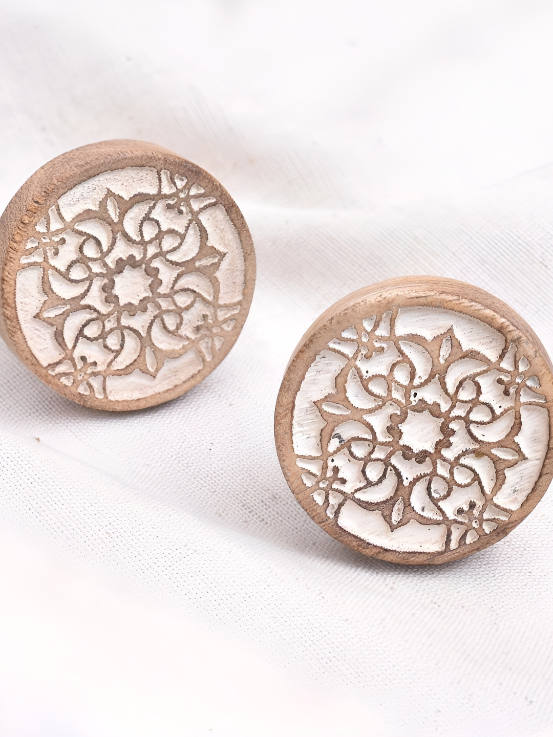 

Indianshelf White & Brown Wooden Round Wardrobe Knob