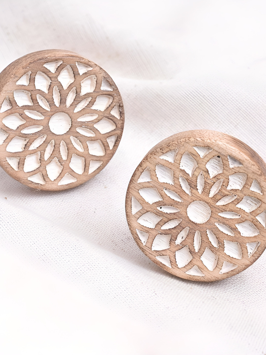 

Indianshelf Brown & White Geometric Wooden Round Drawer Knob