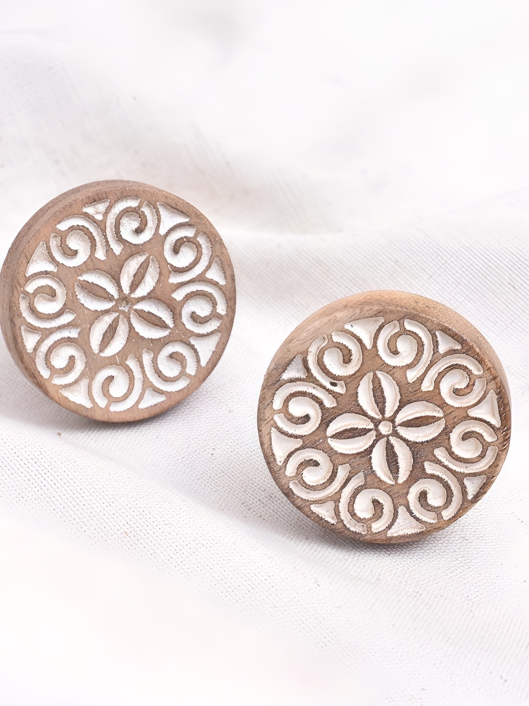 

Indianshelf Brown & White Floral Round Cabinet Knobs
