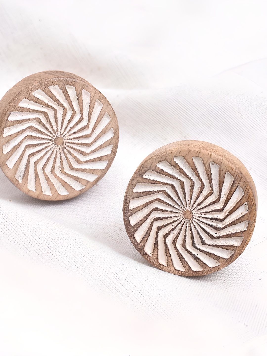 

Indianshelf Brown & White Round Shaped Wooden Cupboard Knobs