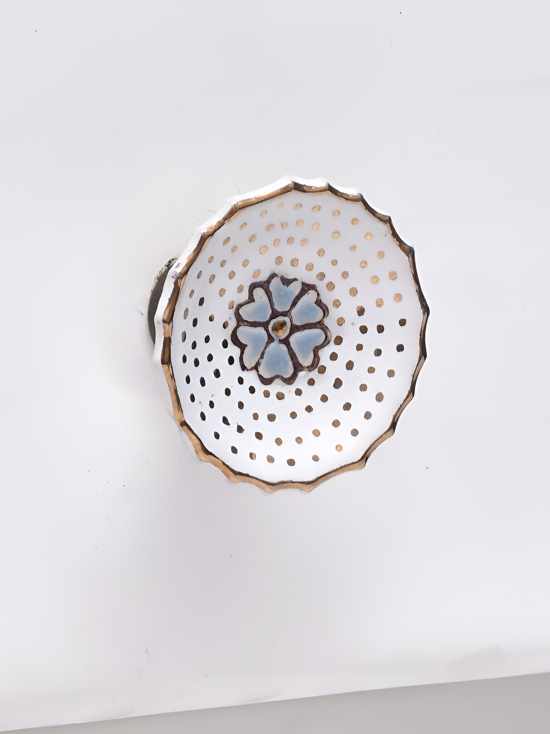 

Indianshelf Beige & White Flower Decorative Iron Drawer Knob