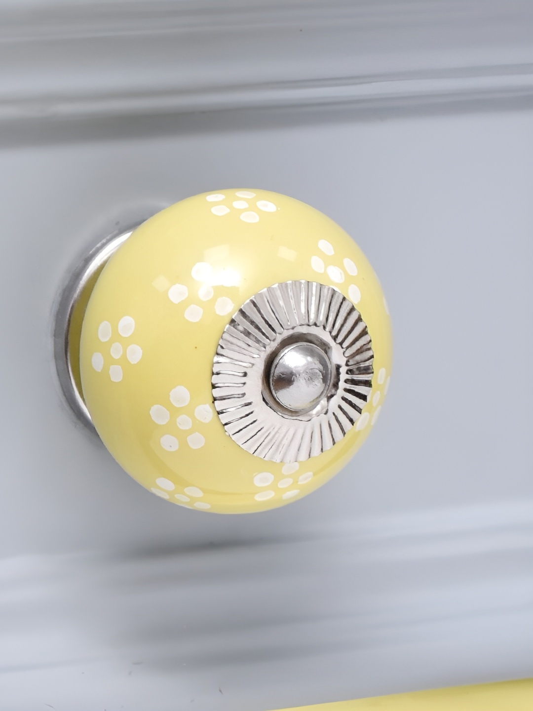 

Indianshelf Yellow & White Floral Ceramic Drawer Knob