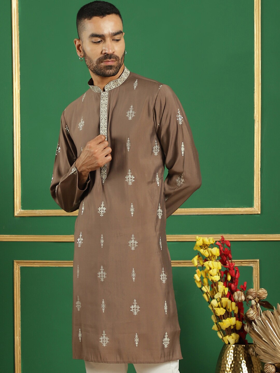 

Jompers Floral Embroidered Mandarin Collar Straight Kurta, Brown