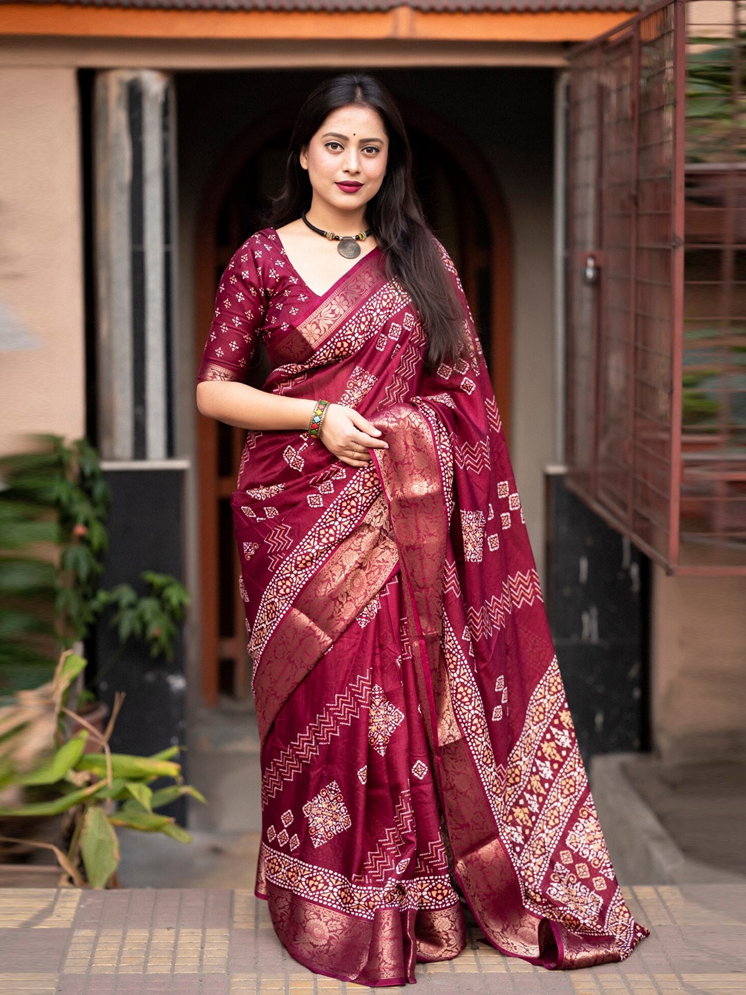 

Mitera Ethnic Motifs Printed Zari Saree, Purple
