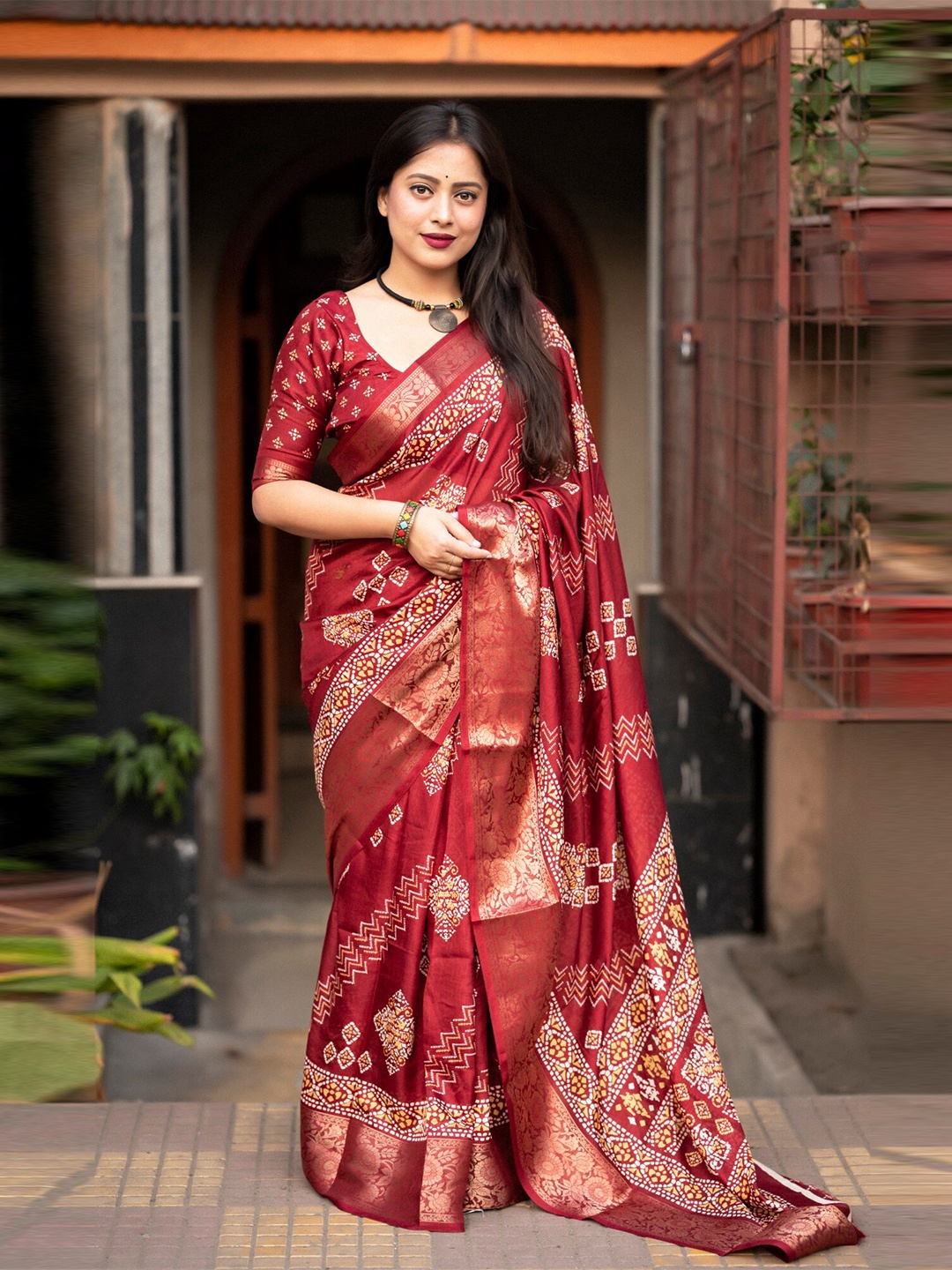 

Mitera Ethnic Motifs Printed Zari Saree, Red