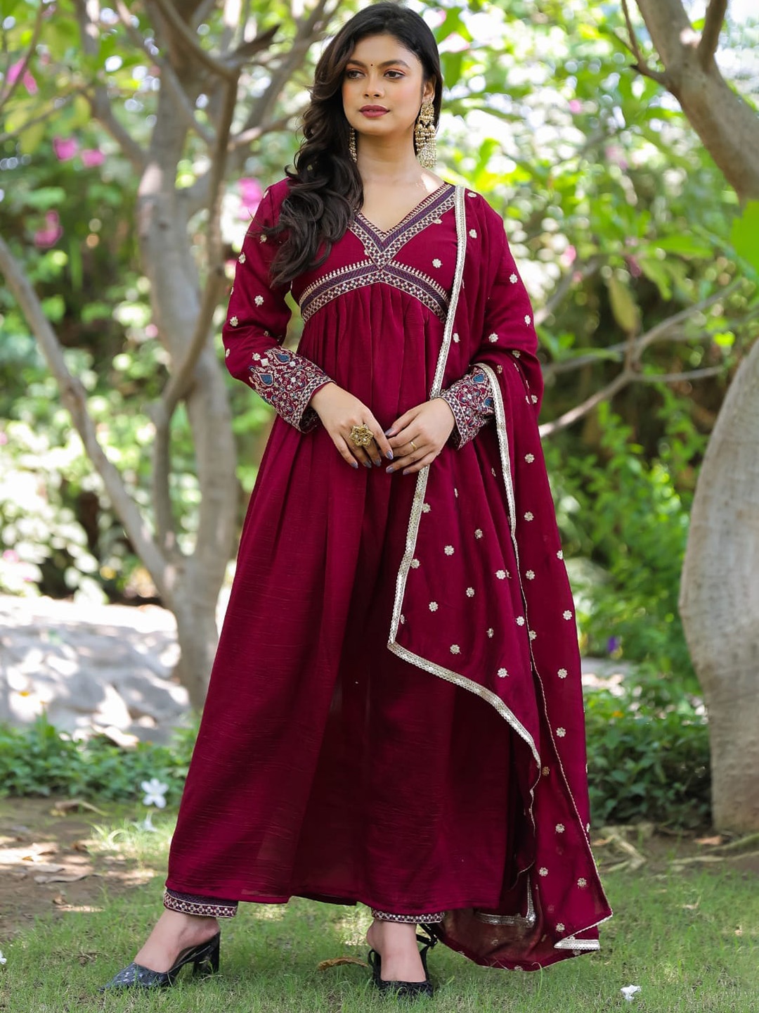 

NIZA FASHION Floral Embroidered Empire Thread Work Pure Silk Kurta With Trousers & Dupatta, Maroon