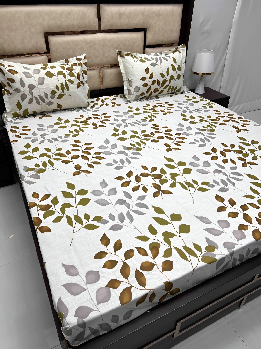 

Pure Decor White & Green Floral 300 TC Cotton King Bedsheet with 2 Pillow Covers