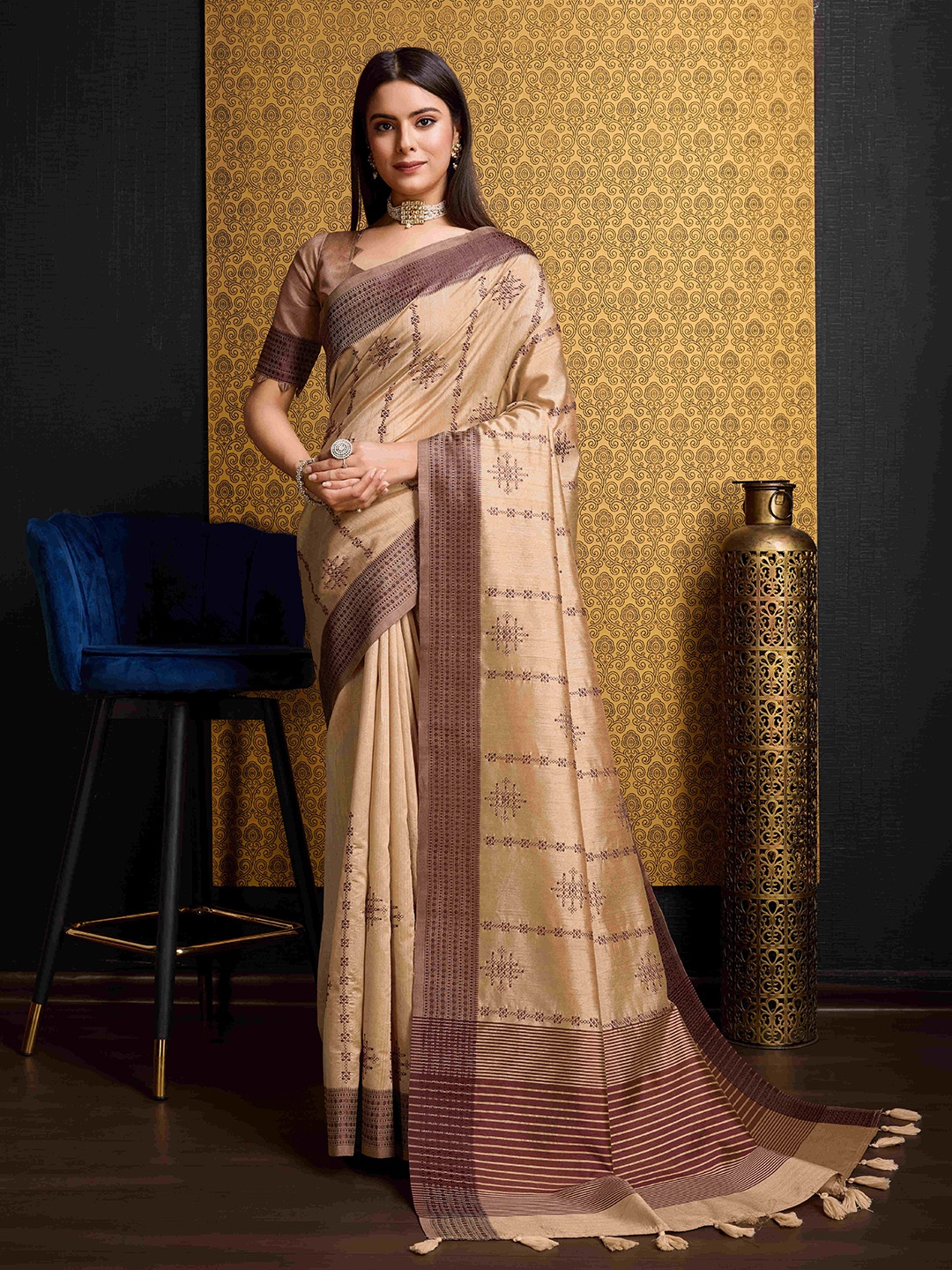 

DOI MOI Floral Embroidered Tussar Saree, Beige