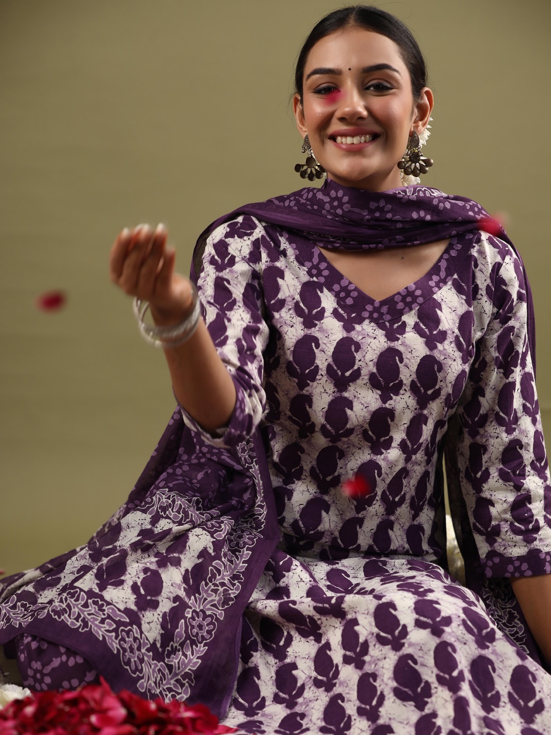 

Indo Era V-Neck Paisley Printed Regular Pure Cotton Kurta Set, Purple