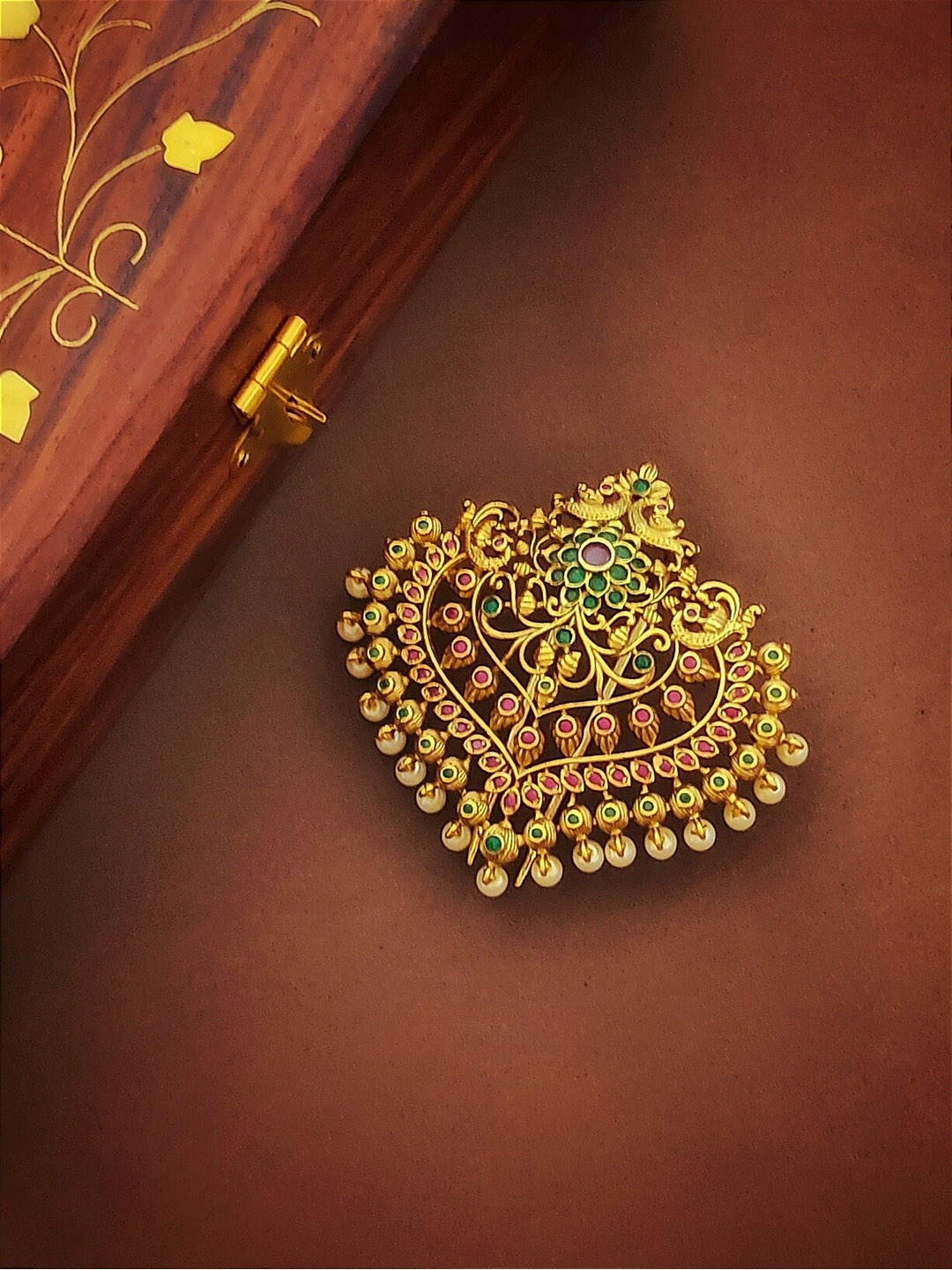 

Pihtara Jewels Gold Plated Artificial Stones and Beads Pendants