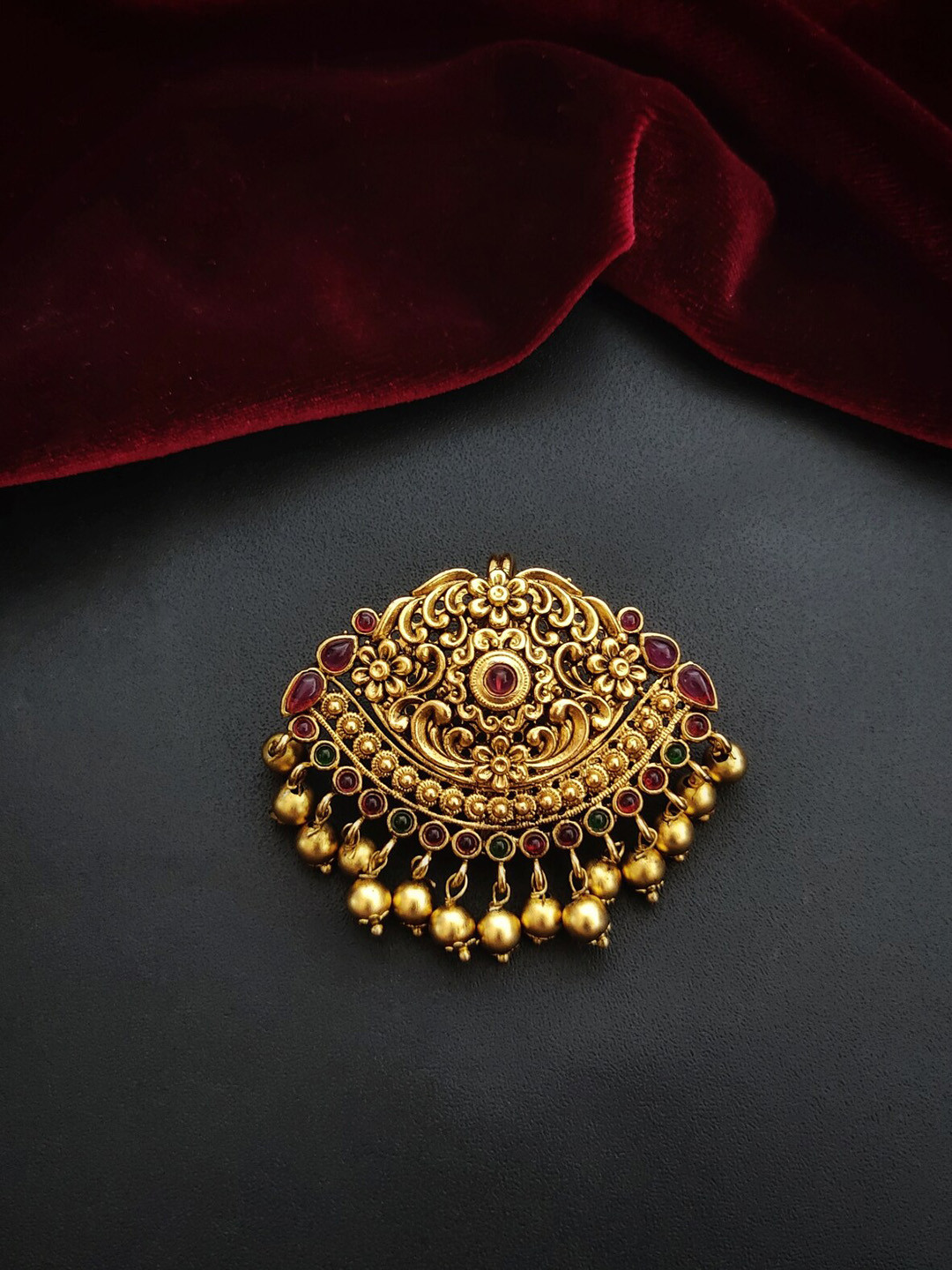 

Pihtara Jewels Gold Plated Artificial Stones and Beads Pendants