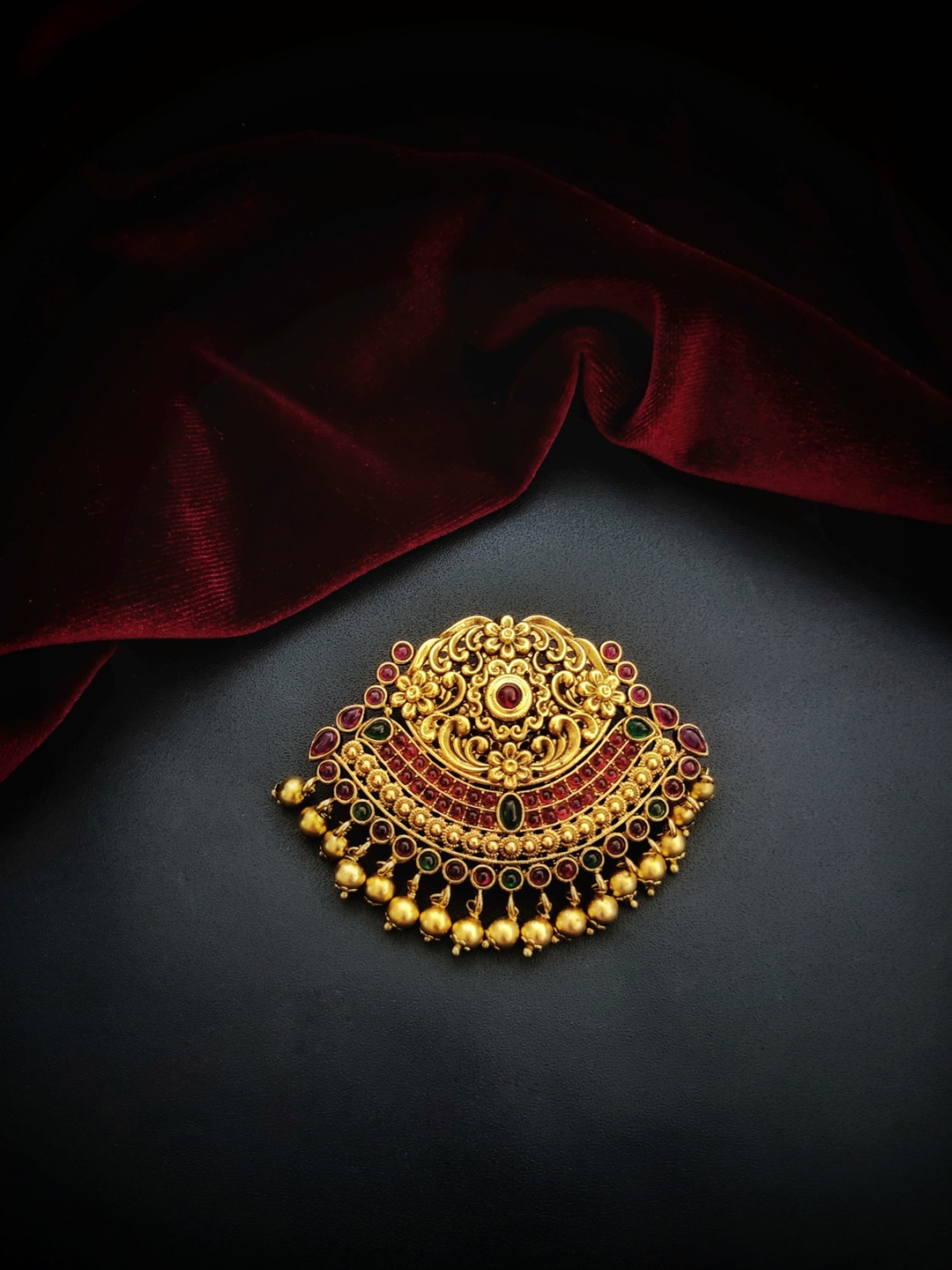

Pihtara Jewels Gold Plated Artificial Stones and Beads Pendants