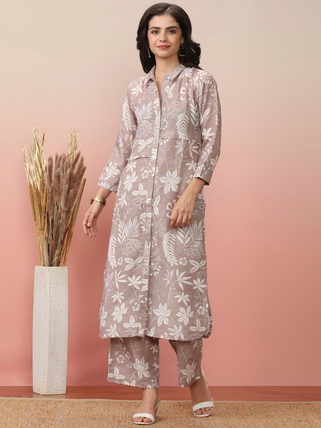 

Varanga Floral Printed Kurta with Trousers, Grey