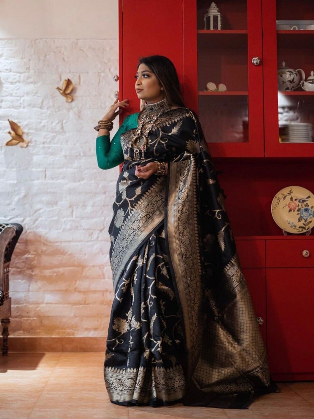 

Flosive Ethnic Motifs Woven Design Zari Banarasi Saree, Black