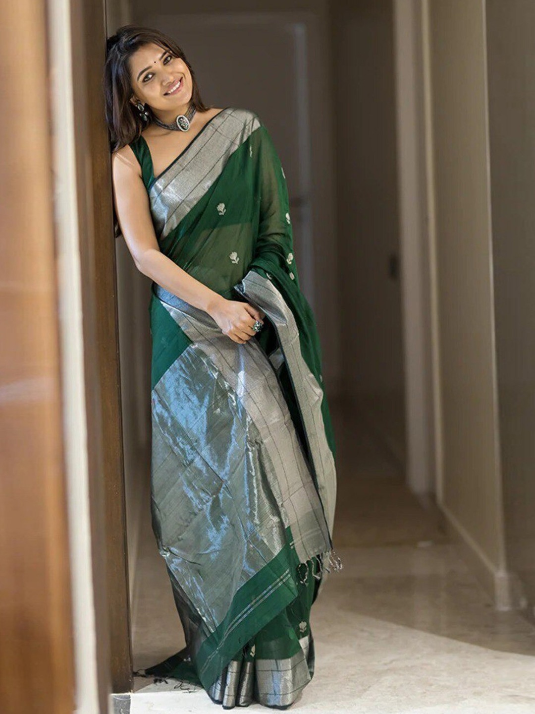 

Flosive Ethnic Motifs Woven Design Zari Banarasi Saree, Green