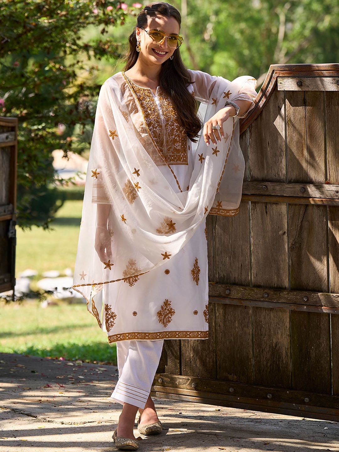 

Indo Era Round Neck Floral Embroidered Regular Thread Work Kurta Set, White