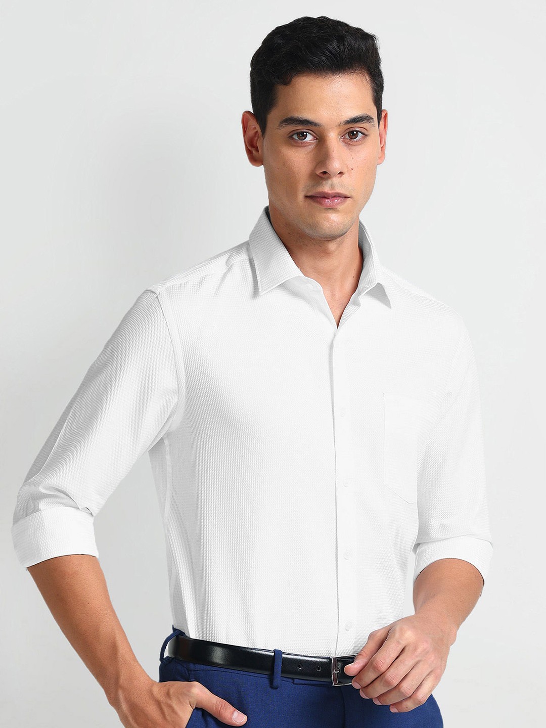 

Arrow Geometric Pattern Slim Fit Spread Collar Long Sleeves Formal Shirt, White