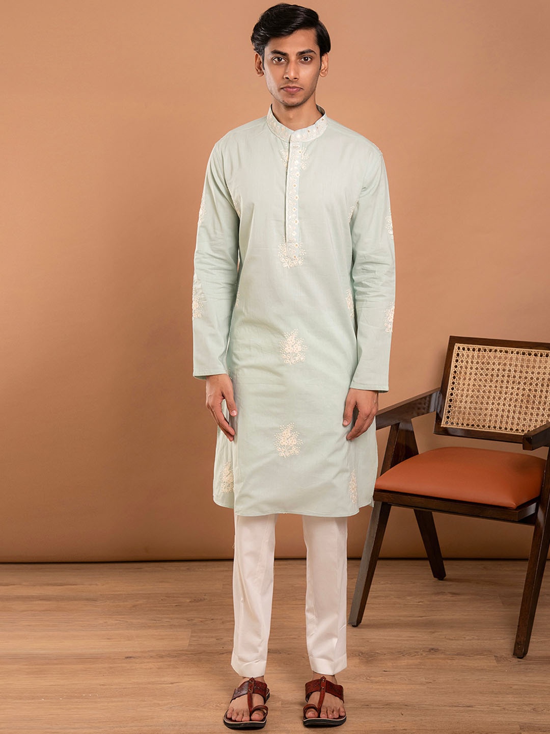 

Aaheli Floral Embroidered Mandarin Collar Pure Cotton Straight Kurta with Pyjamas, Green