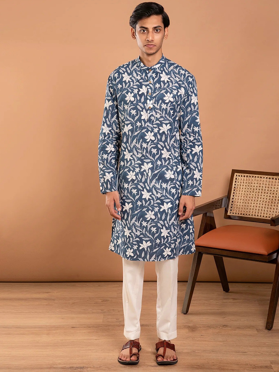 

Aaheli Floral Block Printed Mandarin Collar Pure Cotton Straight Kurta with Pyjamas, Blue