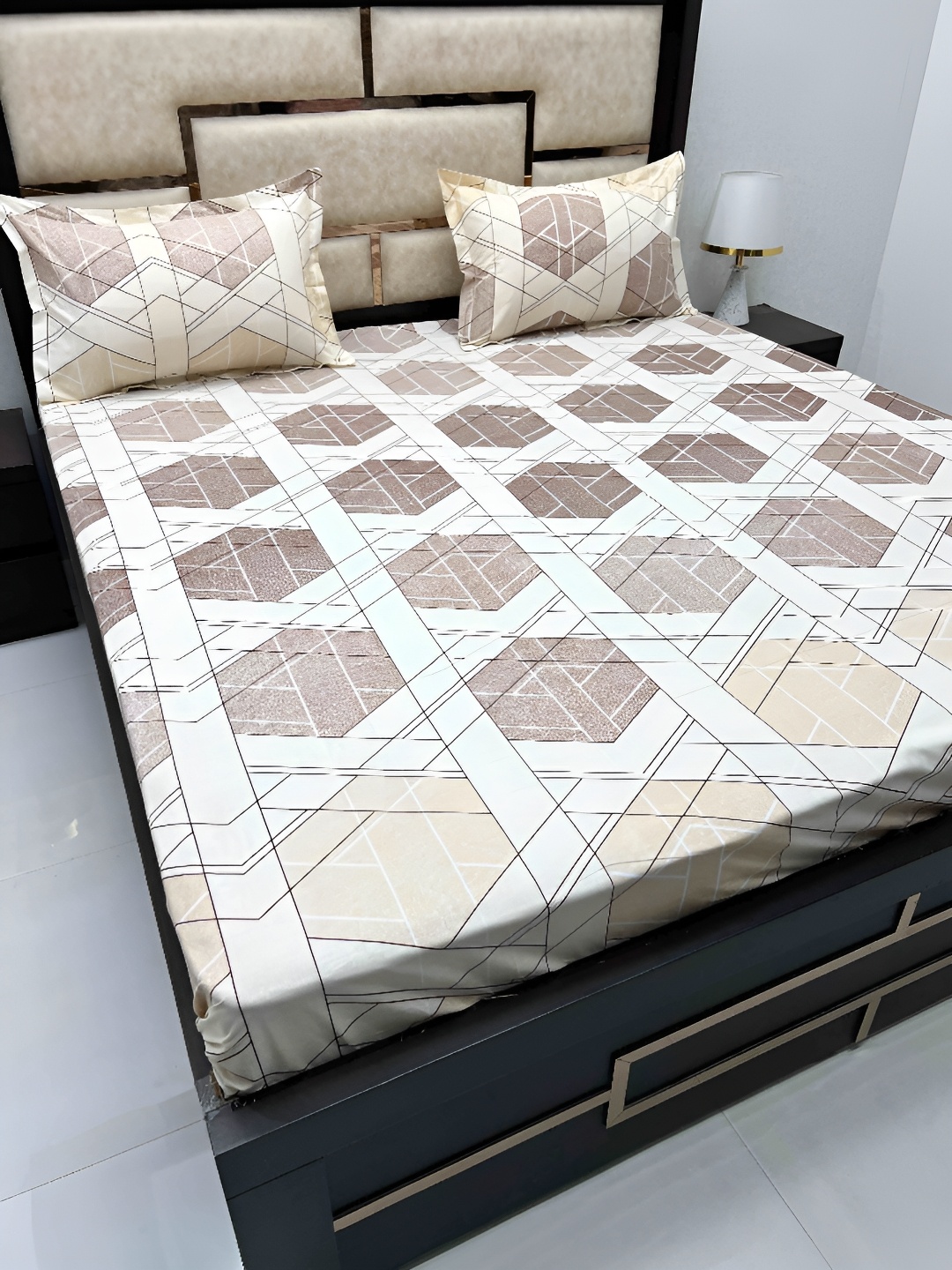 

Pure Decor White & Brown Geometric 350 TC Cotton King Bedsheet with 2 Pillow Covers