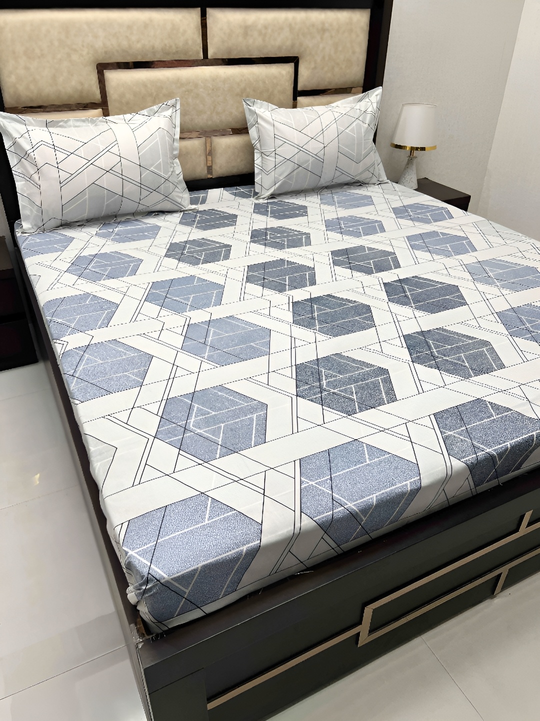 

Pure Decor White & Grey Geometric 350 TC Cotton King Bedsheet with 2 Pillow Covers