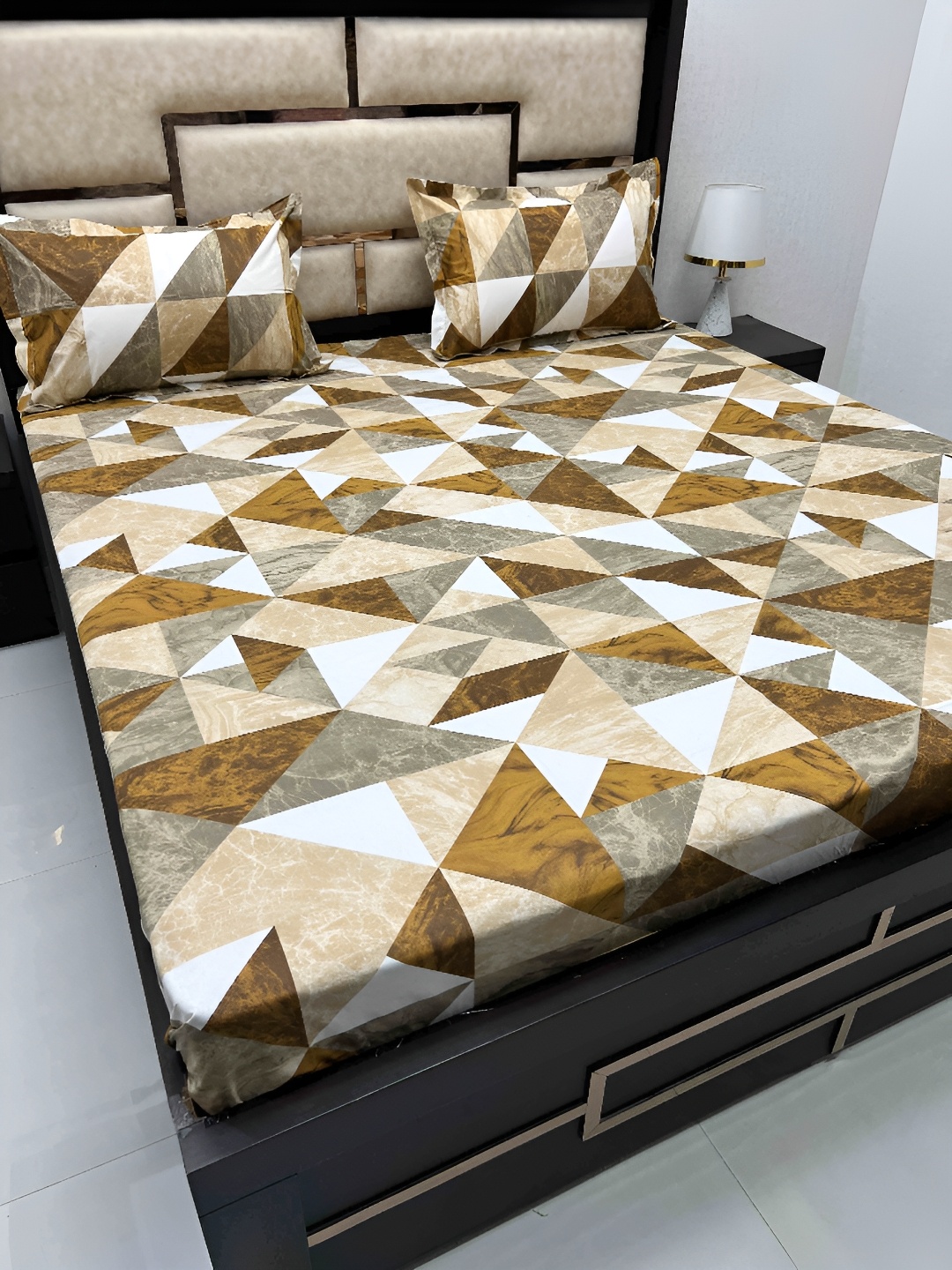 

Pure Decor Brown & White Geometric 350 TC Cotton King Bedsheet with 2 Pillow Covers