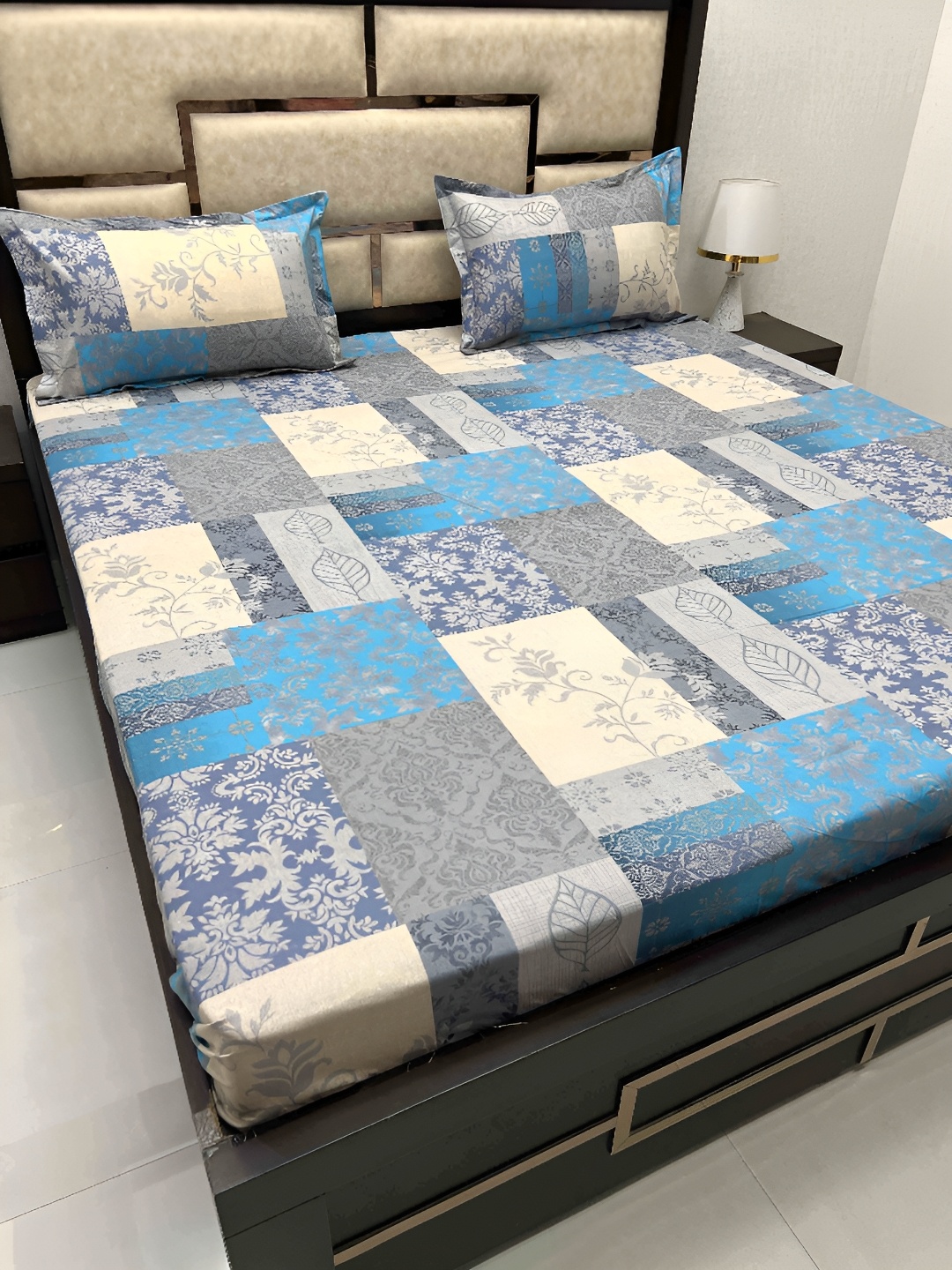 

Pure Decor Blue & White Floral 350 TC Cotton King Bedsheet with 2 Pillow Covers